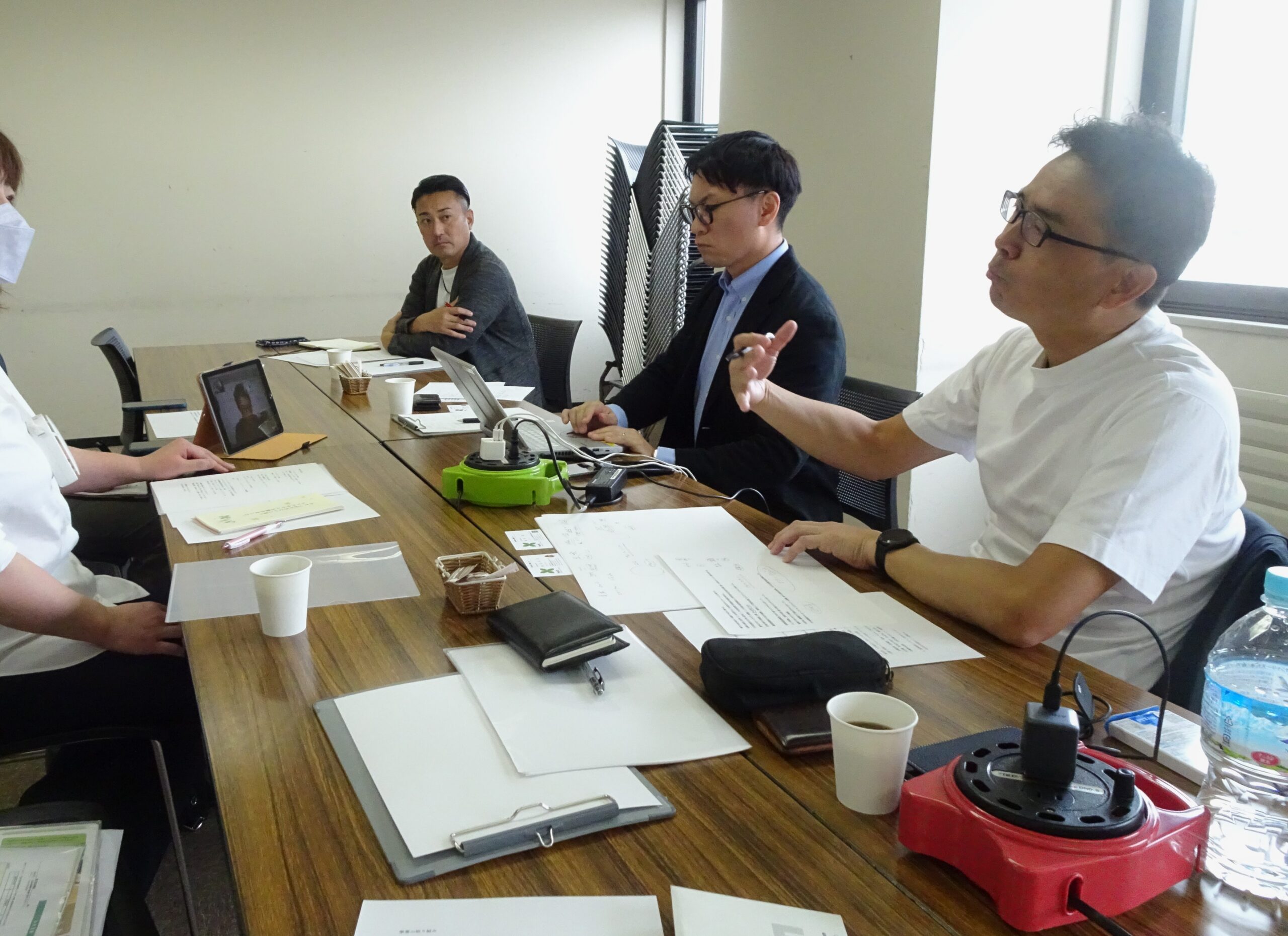 過去の開催写真：資料を囲んで意見を交わす様子