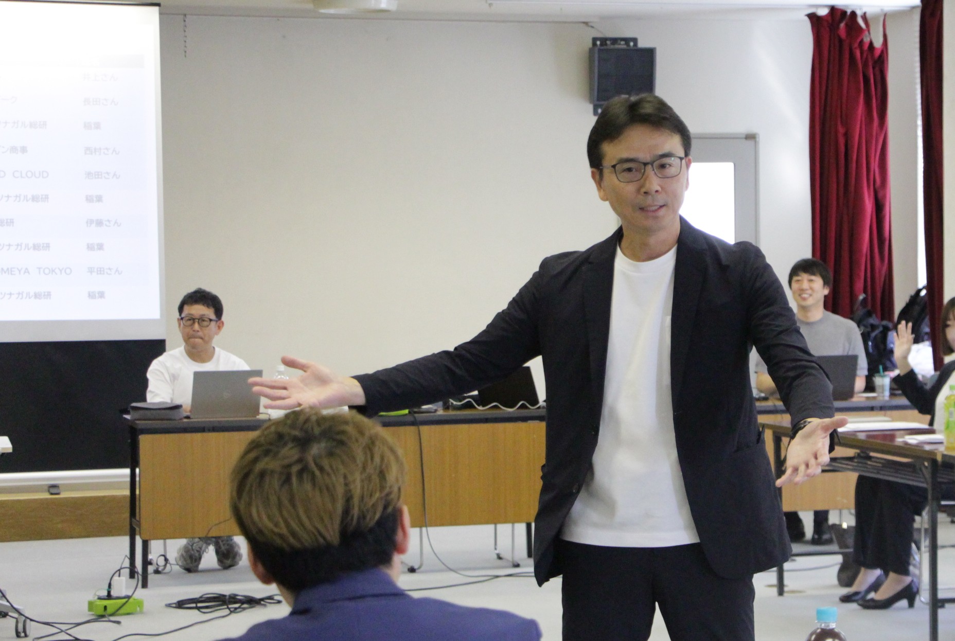 過去の開催写真：参加者に語りかける講義の様子